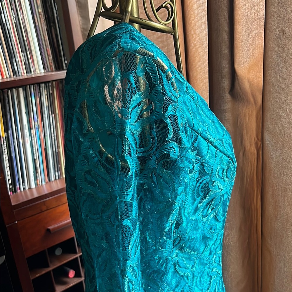 Elegant Teal Vintage Dress Perfect for a Retro Evening 👗